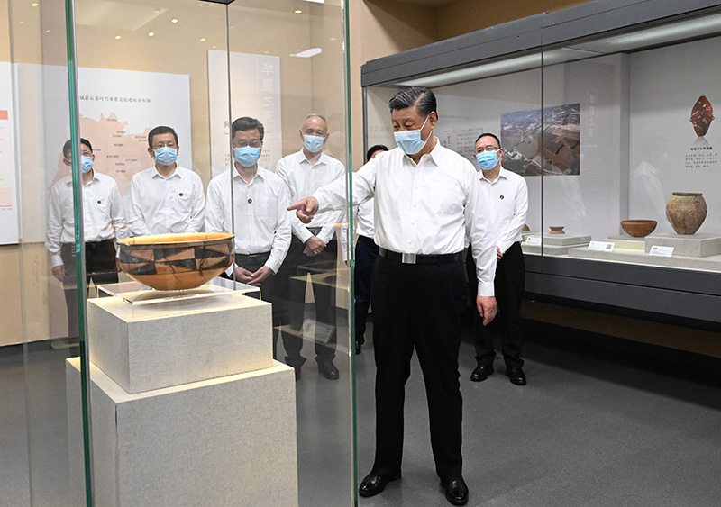 5月16日下昼，，，，，，，中共中央总书记、国家主席、中央军委主席习近平在前往陕西西安主持中国－中亚峰会途中，，，，，，，在山西运城博物馆考察。。。