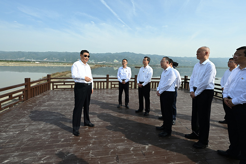 5月16日下昼，，，，，，，中共中央总书记、国家主席、中央军委主席习近平在前往陕西西安主持中国－中亚峰会途中，，，，，，，在山西运城盐湖考察。。。