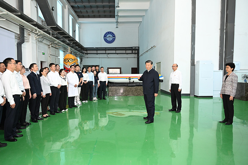 9月6日至8日，，，，中共中央总书记、国家主席、中央军委主席习近平在黑龙江考察。。。这是7日上午，，，，习近平在哈尔滨工程大学考察时，，，，同师生代表亲热交流。。。