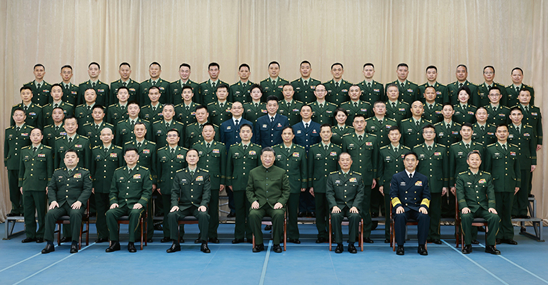 11月29日，，，，，，，中共中央总书记、国家主席、中央军委主席习近平到武警海警总队东海海区指挥部视察。。。。。。。这是习近平亲热接见东海海区指挥部有关同志，，，，，，，同各人合影留念。。。。。。。